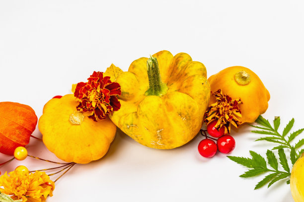 秋天的构图，孤立在白色的背景上。由成熟的装饰性南瓜、落叶、浆果和金盏花制成的花环图片下载