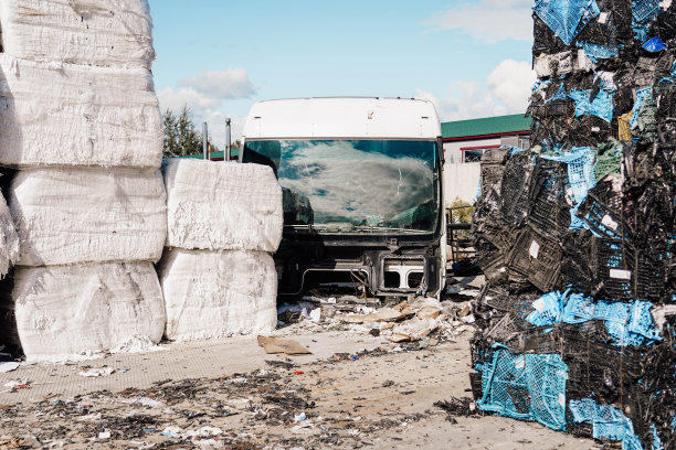 照片中有大量的废纸、纸箱、汽车和塑料图片下载