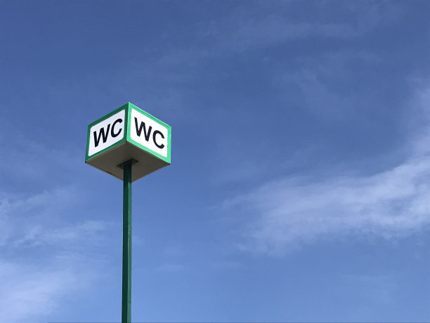WC标志，天空背景上的街道公共厕所标志。图片下载