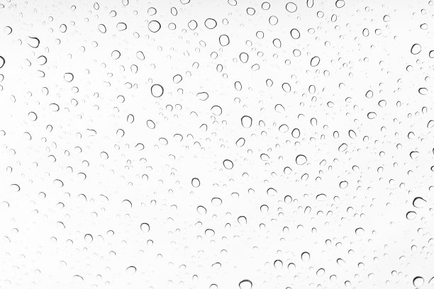 雨滴落在玻璃上，水滴波纹白色背景图片下载