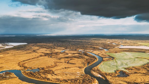 晴朗的秋日干燥草地和部分冰冻河流景观的鸟瞰图。秋天从高处俯瞰美丽的欧洲自然风光。无人机的观点。鸟瞰。Hyperlapse。集图片下载