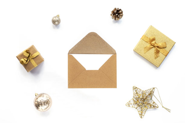 信封在白色背景与圣诞礼物和装饰。俯视图，平铺，复制空间图片下载