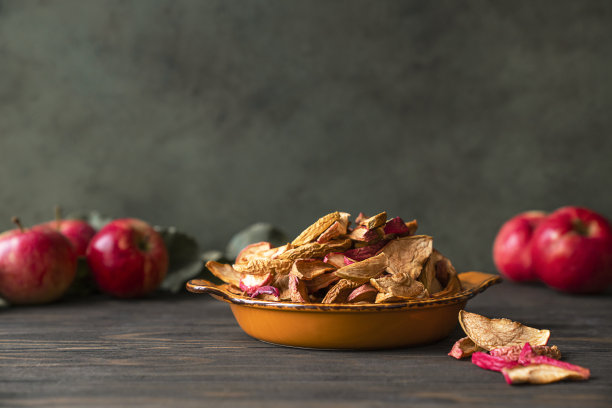 背景与干苹果和新鲜苹果在深色木制背景图片下载