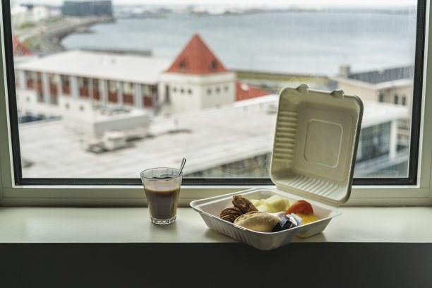 可回收环保包装的外卖配拿铁。美丽的早餐图片下载