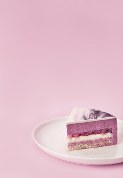 美味的荔枝和覆盆子慕斯蛋糕切片与层次和纹理显示在淡紫色的背景。特写镜头。副本的空间。图片下载