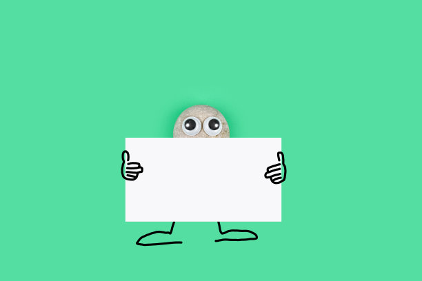 动画人物从一个有笑脸的鹅卵石手持一张纸或大备忘录在绿色的纸背景图片下载