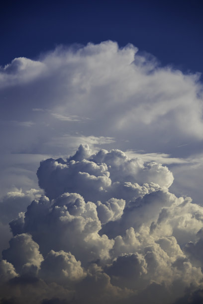 蓝天和白云是很棒的墙纸或插图图片下载