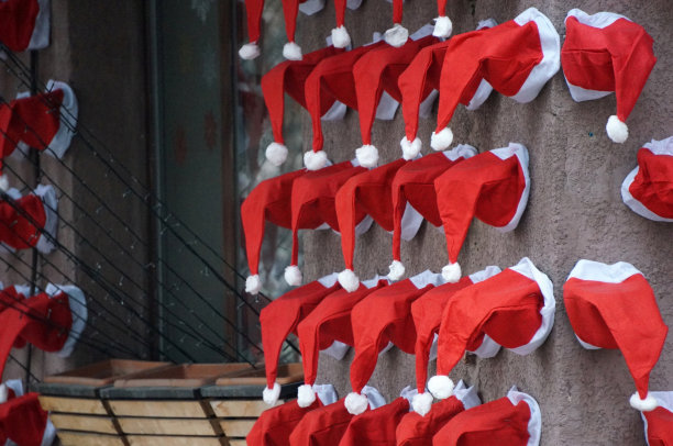 街道装饰。墙上挂着圣诞老人的帽子图片下载