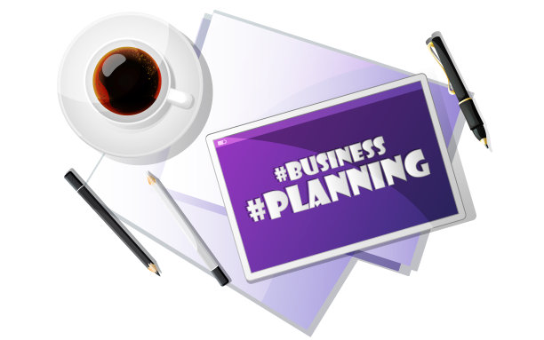 一杯咖啡和文具在一个孤立的白色背景。图片下载