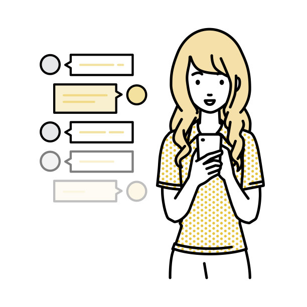 一名身穿polo衫的女子站在一边，看着手里的智能手机，享受着通过社交网络聊天的乐趣图片下载