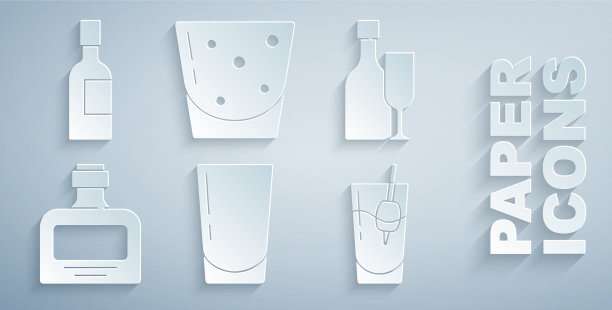 设置玻璃杯与水，葡萄酒瓶，玻璃威士忌图片下载