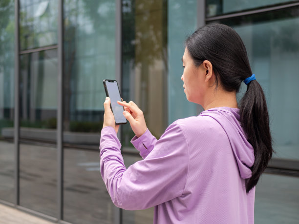 女白领在办公区域使用电话图片下载