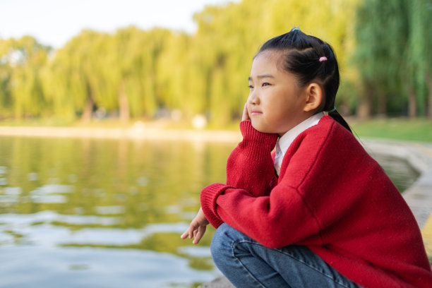 思考的小女孩图片下载