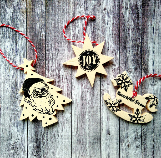 木制背景上的三个漂亮的圣诞玩具图片下载