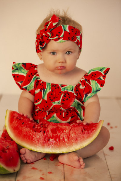 婴儿吃西瓜图片下载