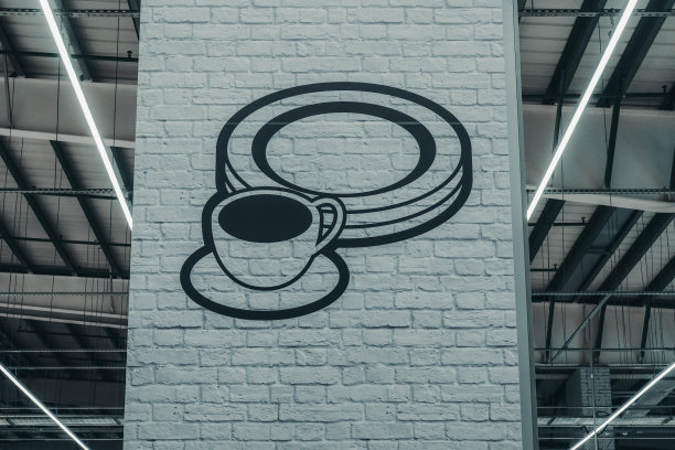 一张白色砖墙的照片，上面有盘子和咖啡的图案图片下载