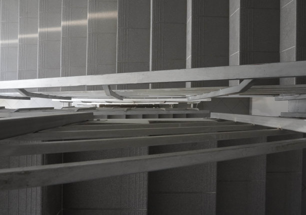 照片中的白色楼梯与台阶在一个建筑图片下载