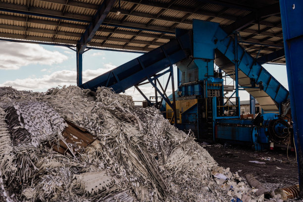照片中的建筑物在垃圾堆和垃圾之间图片下载
