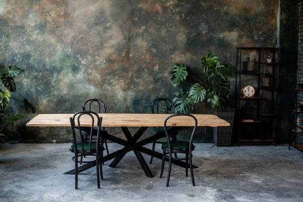 黑暗的阁楼有木制的桌子，黑色的椅子，时尚的时钟架。绿灰色的垃圾墙。图片下载