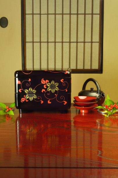 用Ju-Bako和清酒杯庆祝新年图片下载