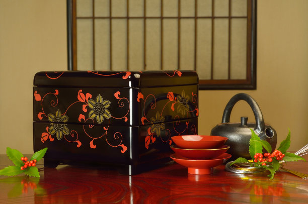 用Ju-Bako和清酒杯庆祝新年图片下载