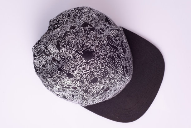 棒球帽与打印黑白，在黑白背景图片下载