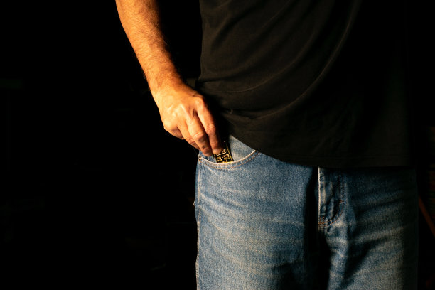 一个人在他的口袋里放了一小块金锭图片下载