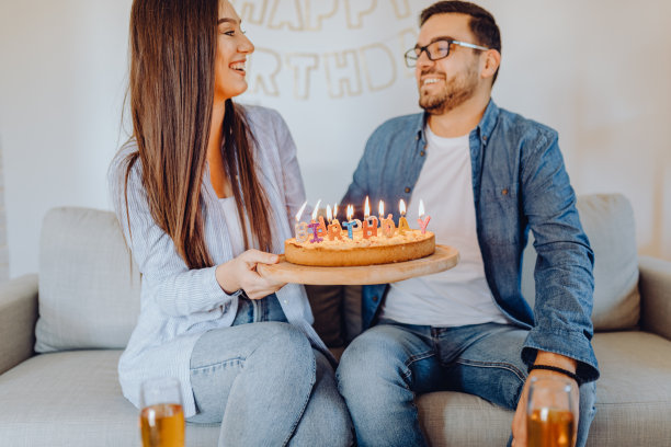 快乐家庭庆祝生日图片下载