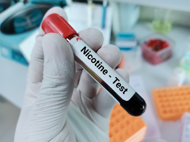 生物化学家或医生保存血液样本进行尼古丁测试。血液中尼古丁毒性的诊断。医学试管实验室背景。图片下载