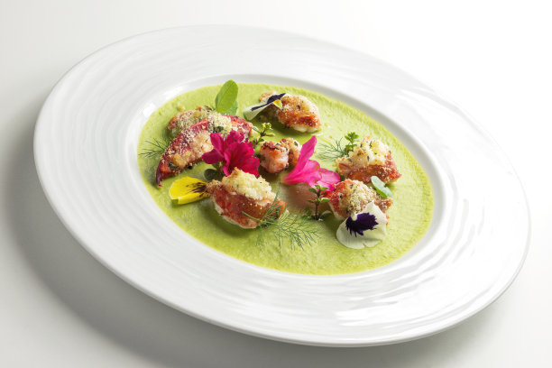 盘子里有龙虾，豌豆奶油，花瓣和香草图片下载