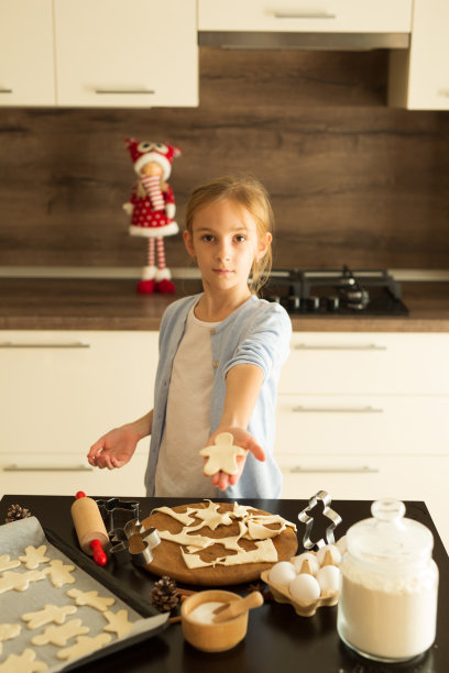 女孩伸出手，手里拿着圣诞饼干图片下载