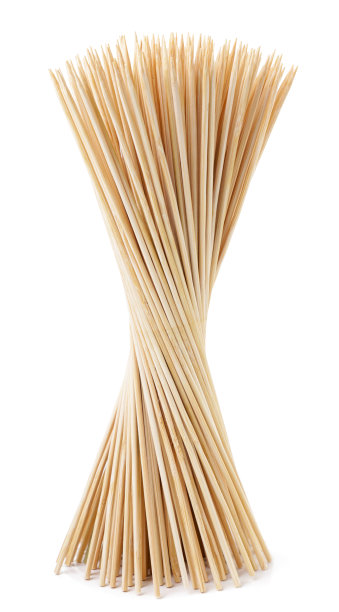 竹签串在白色的背景上。孤立的图片下载
