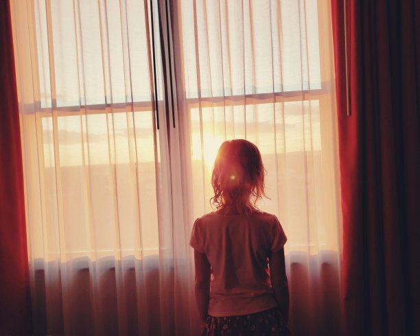 眺望日落的年轻女孩图片下载