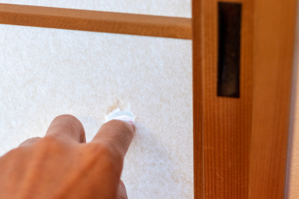 把手指插进白色的shoji纸里图片下载