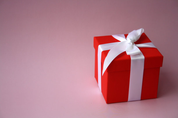 红色的礼品盒上系着白色的蝴蝶结。图片下载