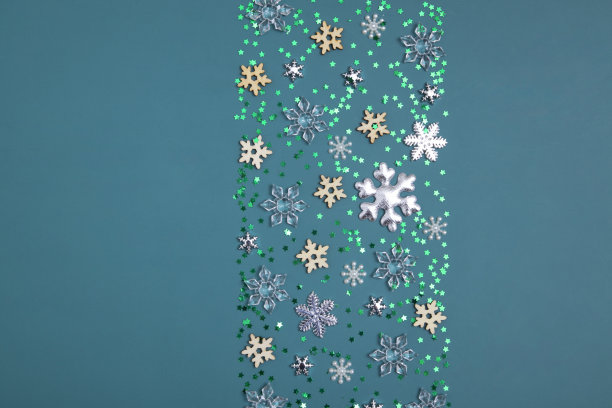 空白贺卡冬季假期圣诞快乐和新年在绿松石的背景与雪花图片下载