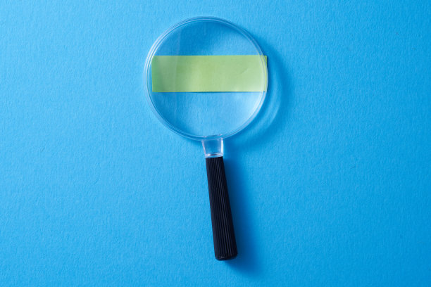 放大镜和空白便利贴图片下载