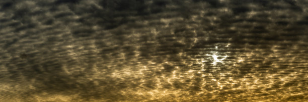 高积云云层。日落时天空的宽阔全景从夕阳背光图片下载