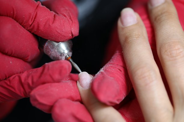 美甲大师在沙龙处理角质层图片下载