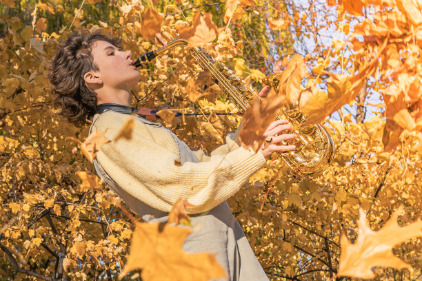 秋天的落叶飘落，公园里萨克斯风的旋律图片下载