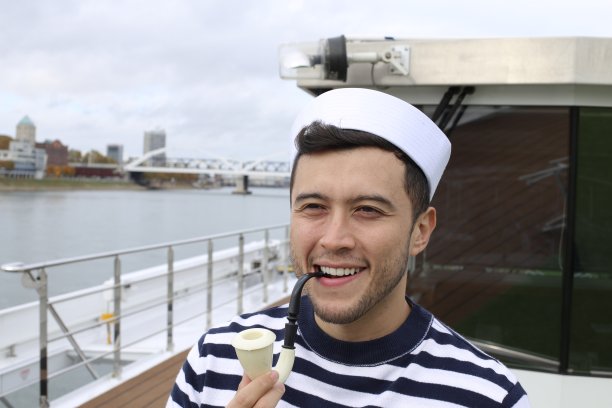 用烟斗抽烟的年轻的少数民族水手图片下载