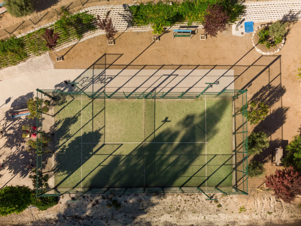 从空中看公园里的网球场图片下载