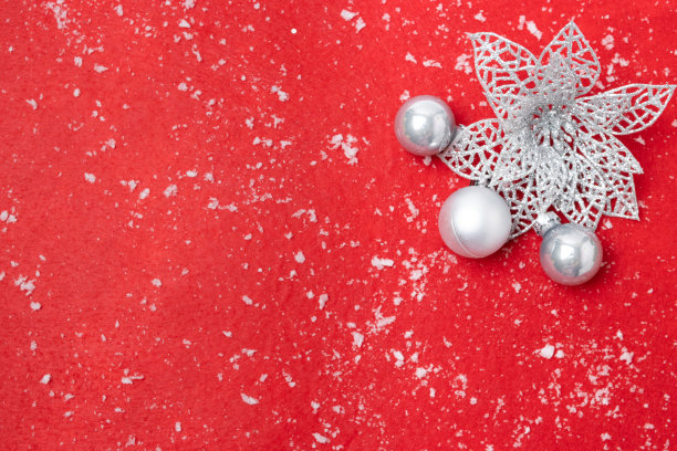 水平圣诞节装饰在红色背景和雪图片下载