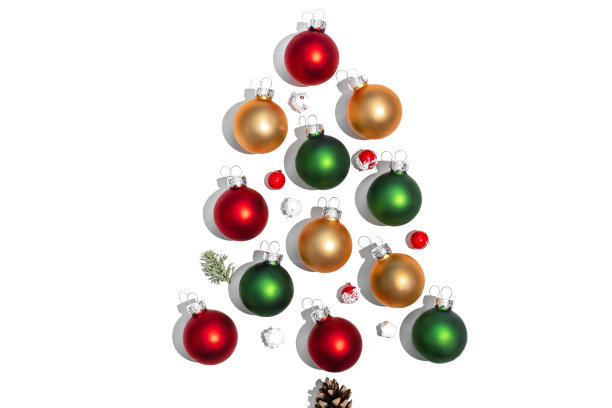 圣诞树形状的圣诞球。圣诞节的布局图片下载