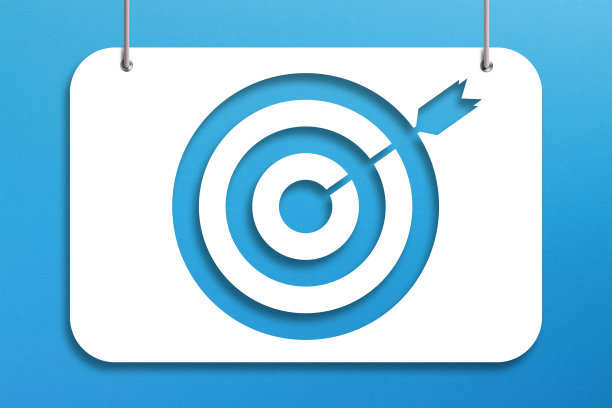目标标志在纸上，用绳子挂在蓝色背景上图片下载