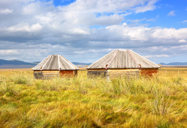 Khakassia草原上的木制蒙古包图片下载