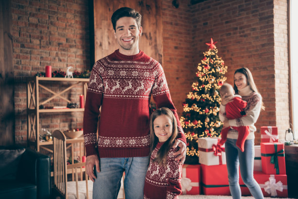 欢乐正面家庭的照片，圣诞精神，传统，好心情，室内，室内，室内，公寓图片下载