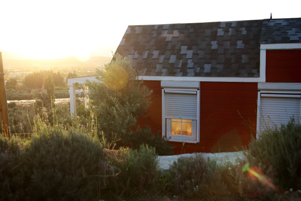 乡村日落时的红房子图片下载