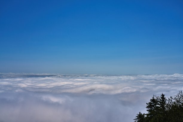 从圆顶到封闭的云层图片下载