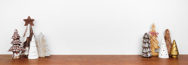 木制圣诞树装饰在一个木制架子上，背景是白色的一面旗帜，有复制空间图片下载